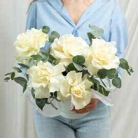 Kompozitciya iz 5 belih frantcuzskih roz