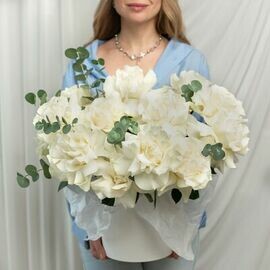 Kompozitciya iz 15 belih frantcuzskih roz v korobke