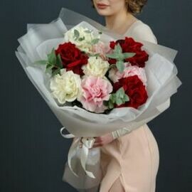 Buket iz 9 frantcuzskih roz s evkaliptom