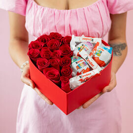 Коробка-сердце с красными розами и киндерами