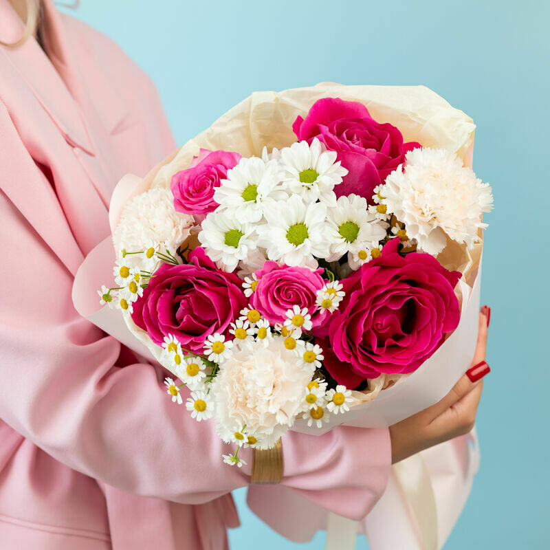 Sbornij buket s yarkimi rozami Malinovij sherbet, standart