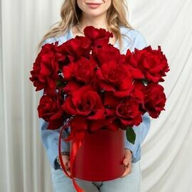Kompozitciya iz 15 krasnih frantcuzskih roz v korobke