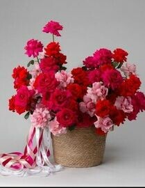 45 frantcuzskih roz v pletennom kashpo