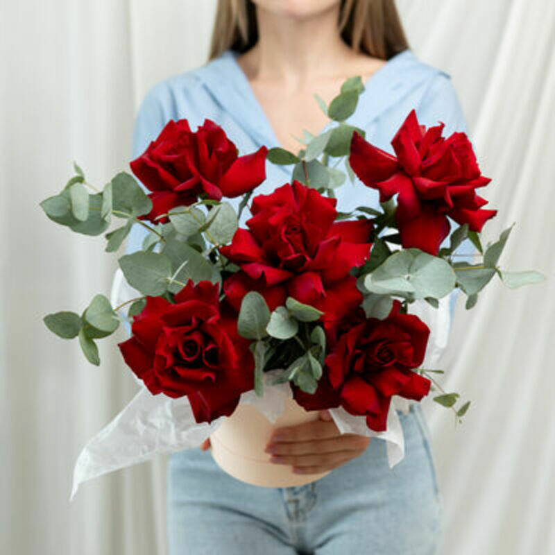 Kompozitciya iz 5 krasnih frantcuzskih roz, kompozitciya iz 5 krasnih frantcuzskih roz