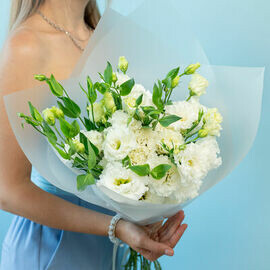 9 vetok beloj eustomi