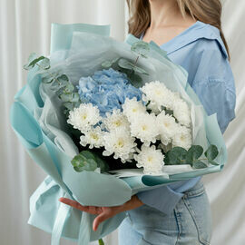 Buket iz gortenzii i pushistoj hrizantemi