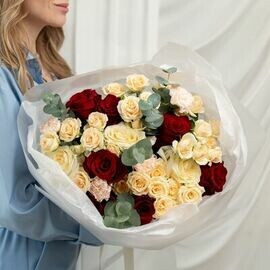 Sbornij buket iz krasnih i bezhevih roz