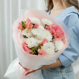 Сборный букет из пушистой хризантемы и альстромерии