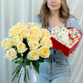 15 пионовидных роз и сердце с ромашками и сладостями