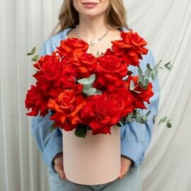 Kompozitciya iz 15 alih frantcuzskih roz v korobke