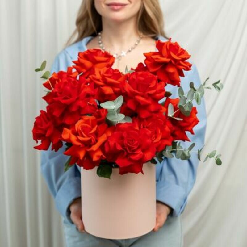 Kompozitciya iz 15 alih frantcuzskih roz v korobke, kompozitciya iz 15 alih frantcuzskih roz v korobke