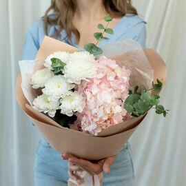 Sbornij buket s rozovoj gortenziej
