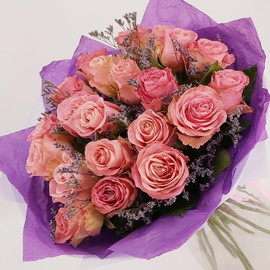 21 rozovaya roza s limoniumom