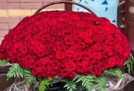 РОЗЫ В КОРЗИНЕ