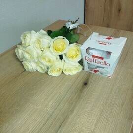 комбо из белых роз и конфет