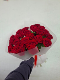 Buket iz krasnih roz Red Naomi