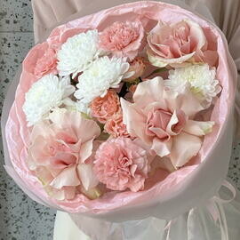 Букет с хризантемой, диантусами и кустовой розой