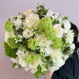 Европейский букет в бело-зеленой гамме с розами, эустомой и сочной зеленью