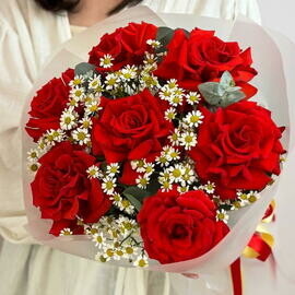 YArkij buket s alimi frantcuzskimi rozami i romashkoj