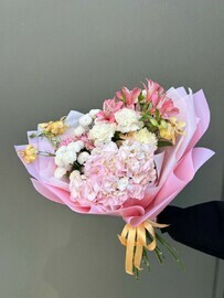 Букет с гортензией и альстромерией Лимонно-клубничный пай