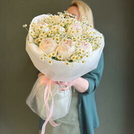 Нежный букет из пионов и ромашек