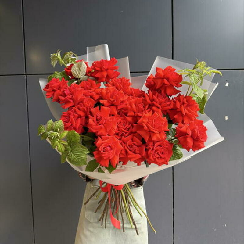 The magnificent giant bouquet "Flaming Garden" of 25 delicate roses with raspberries, standart