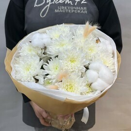 Buket nezhnij iz hrizantem i hlopka