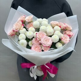 Buket iz kustovoj rozi i hrizantemi n_yuton