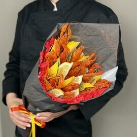 Букет из раков в черной упаковке FW188