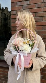 Nezhnaya kompozitciya v sumochke s frantcuzskoj rozoj, diantusami, al_stromeriej i evkaliptom