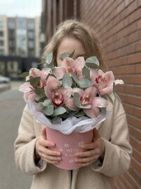 Композиция в шляпной коробке с орхидеей и эвкалиптом