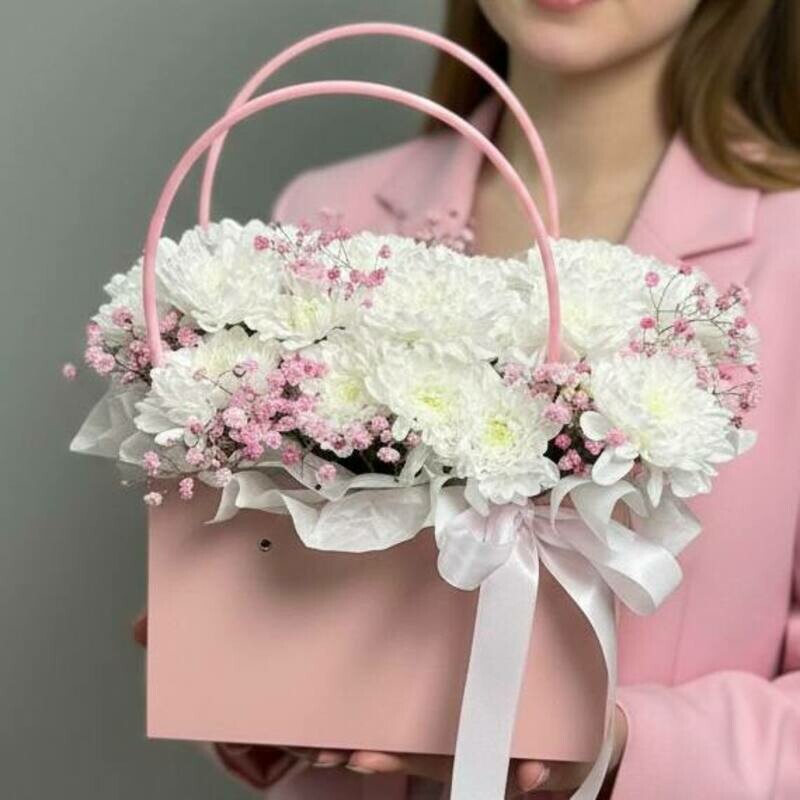 Kompozitciya v sumochke s hrizantemoj i gipsofiloj, standart