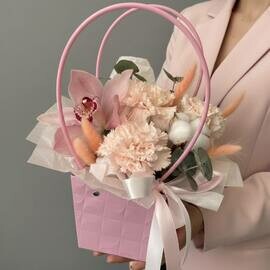 Композиция из орхидеи, диантусов, хлопка и эвкалипта 