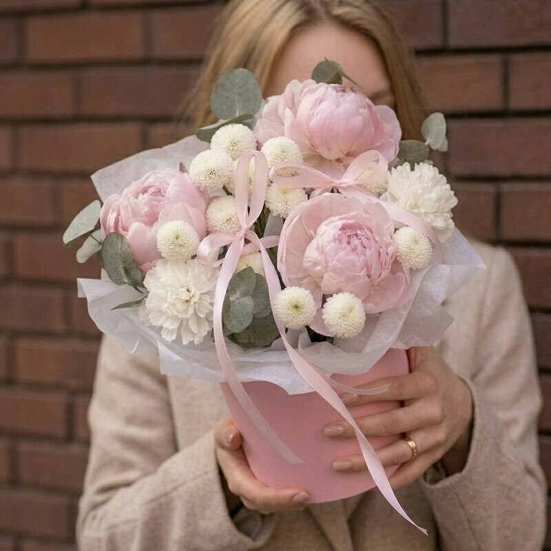 Nezhnaya kompozitciya s pionami, hrizantemoj i diantusami, standart