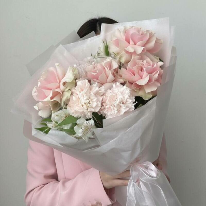 Avtorskij buket iz shikarnij tcvetov v nezhnih ottenkah, standart