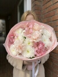 Buket iz hrizantemi, diantusov, frantcuzskoj rozi i hlopka