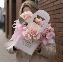 Nezhnaya kompozitciya v sumochke s orhideej, frantcuzskoj rozoj i kustovoj rozoj