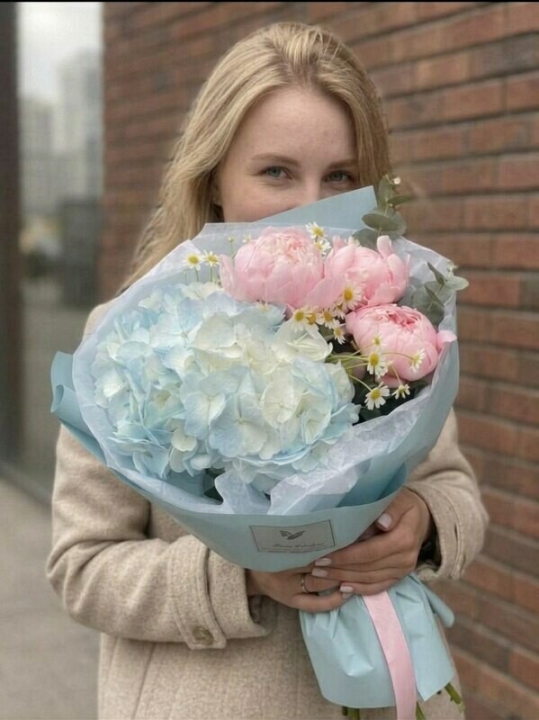 Buket iz goluboj gortenzii, pionov i romashki, standart