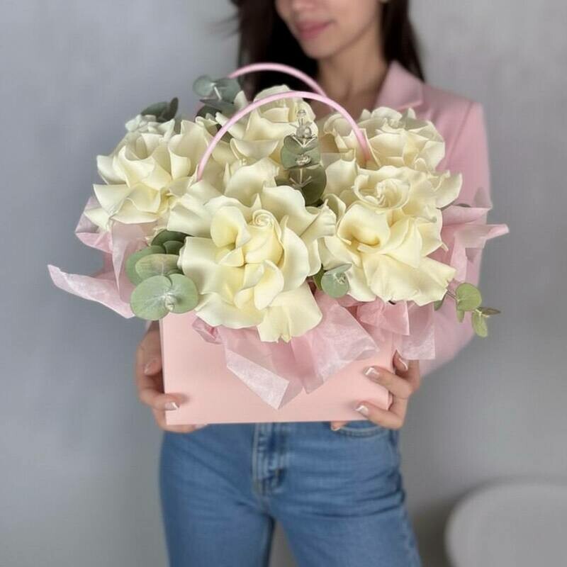 Kompozitciya v sumochke s frantcuzskoj rozoj i evkaliptom, standart