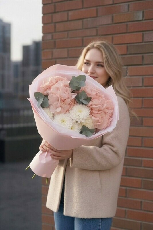 Nezhnij buket iz gortenzij, hrizantemi i diantusov, standart