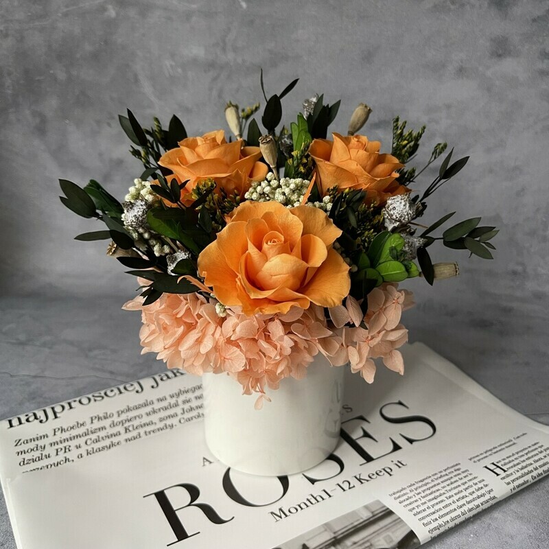 Kompozitciya v persikovih ottenkah iz stabilizirovannih tcvetov v vaze, standart