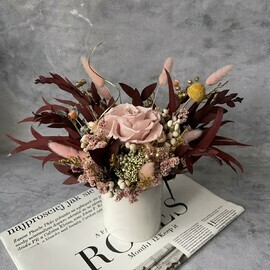 Композиция в вазе из стабилизированной розы в нежно бежевых тонах