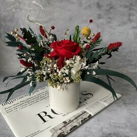 Kompozitciya s krasnoj stabilizirovannoj rozoj