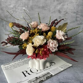 Интерьерная композиция из стабилизированных цветов с листом пальмы