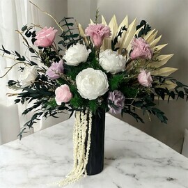 Roskoshnaya inter_ernaya kompozitciya iz stabilizirovannih tcvetov v inter_er