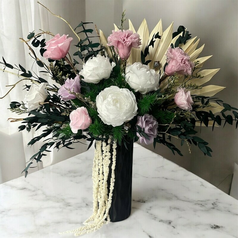 Roskoshnaya inter_ernaya kompozitciya iz stabilizirovannih tcvetov v inter_er, luxe