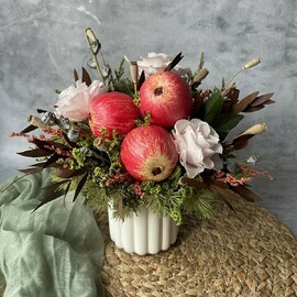 Kompozitciya s dekorativnimi yablokami i stabilizirovannimi rozami