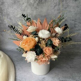 Композиция из стабилизированных цветов с ярким пальмовым листом