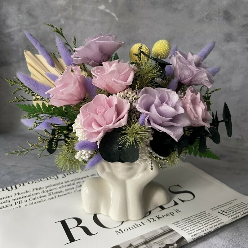 Kompozitciya iz stabilizirovannih roz v rozovo-lilovih ottenkah, premium