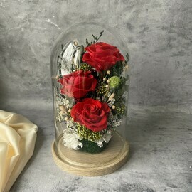 Kompozitciya s krasnimi rozami v kolbe